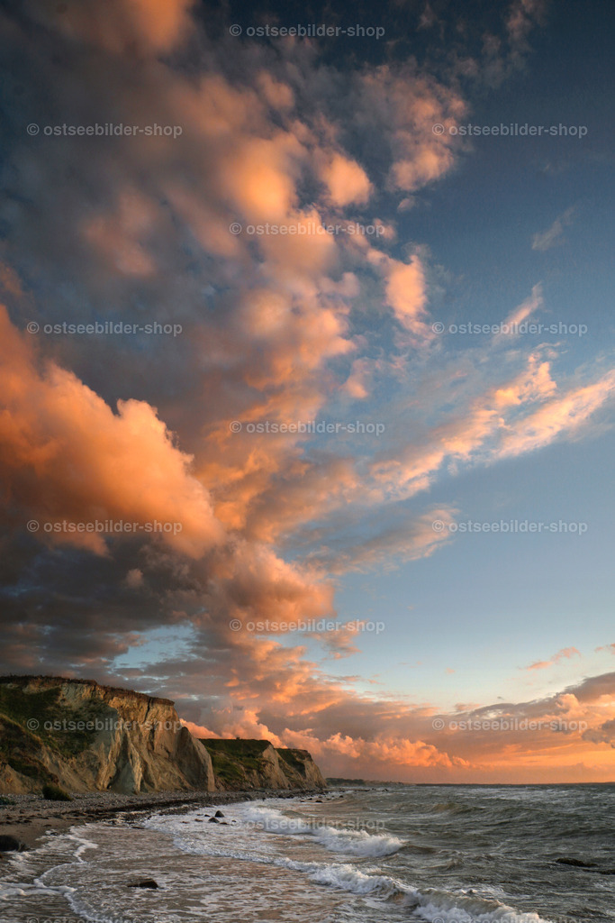 Wolkenspektakel | In Rot getauchte Wolken zeichnen den Küstenverlauf des Ostseeufers nach.