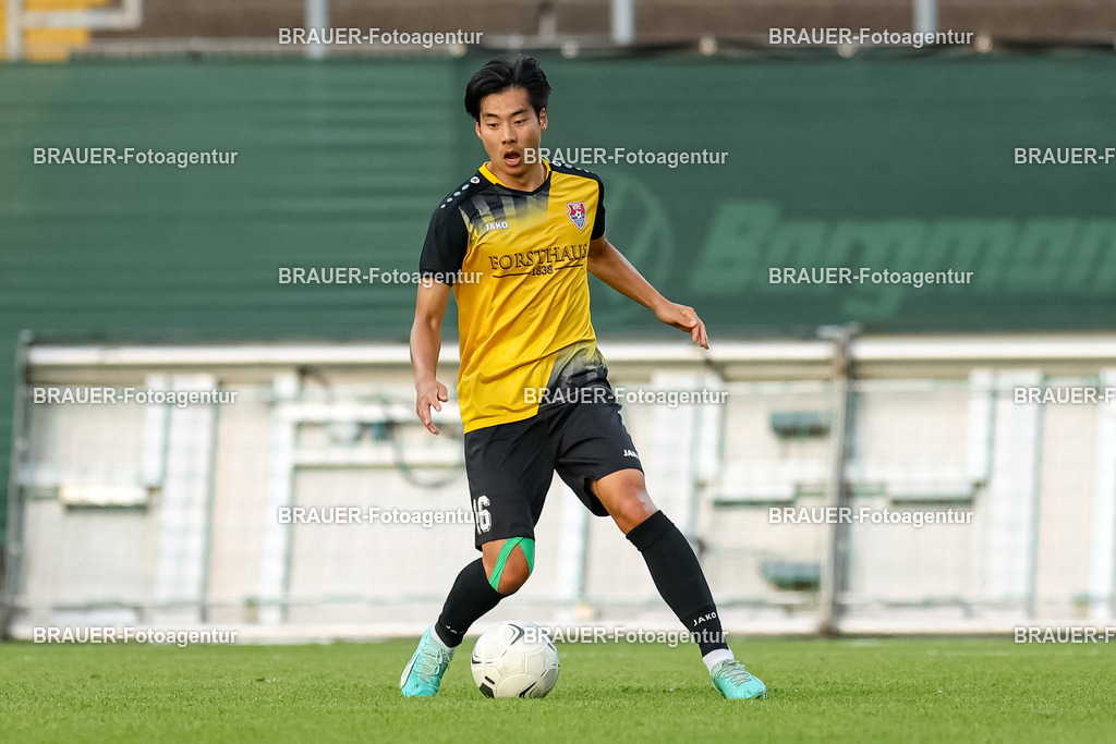 SB_KFCBAU_20250815_4277.JPG -  - KFC Uerdingen - SF Baumberg - Oberliga Niederrhein | Krefeld, Deutschland, 15.08.25: Seongsun You (KFC Uerdingen) in Aktion, am Ball, Einzelaktion während des Oberliga Niederrhein Spiels zwischen KFC Uerdingen - SF Baumberg in der Grotenburg Stadion am 15. August 2025 in Krefeld, Deutschland. (Foto von Stefan Brauer/Brauer-Fotoagentur)