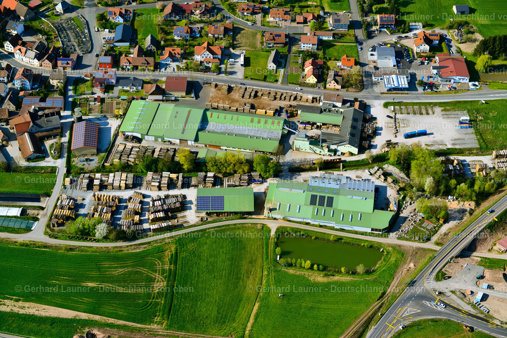 3600643 | GEISELWIND 02.05.2016 Gebäude und Produktionshallen auf dem Fabrikgelände der Holz Reinlein GmbH & Co. KG an der Schlüsselfelder Straße in Geiselwind im Bundesland Bayern, Deutschland. Weiterführende Informationen bei: Holz Reinlein GmbH & Co. KG. // Building and production halls on the premises of Holz Reinlein GmbH & Co. KG on street Schluesselfelder Strasse in Geiselwind in the state Bavaria, Germany. Further information at: Holz Reinlein GmbH & Co. KG. Foto: Gerhard Launer
