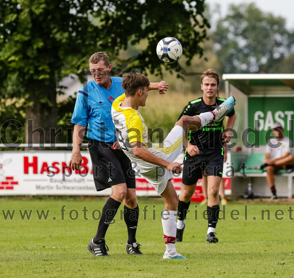 2023-09-17_022_SpVgg_Neuching_gegen_FC_Langenpreising | Neuching, Deutschland, 17.09.2023:
Fußball, A-Klasse 2023 / 2024, 7. Spieltag, SpVgg Neuching gegen SpVgg Langenpreising, Endergebnis: 5:1

Schiedsrichter Hans-Peter Walter, Christoph Niedermüller (SpVgg Langenpreising, #13)

Foto: Christian Riedel / fotografie-riedel.net