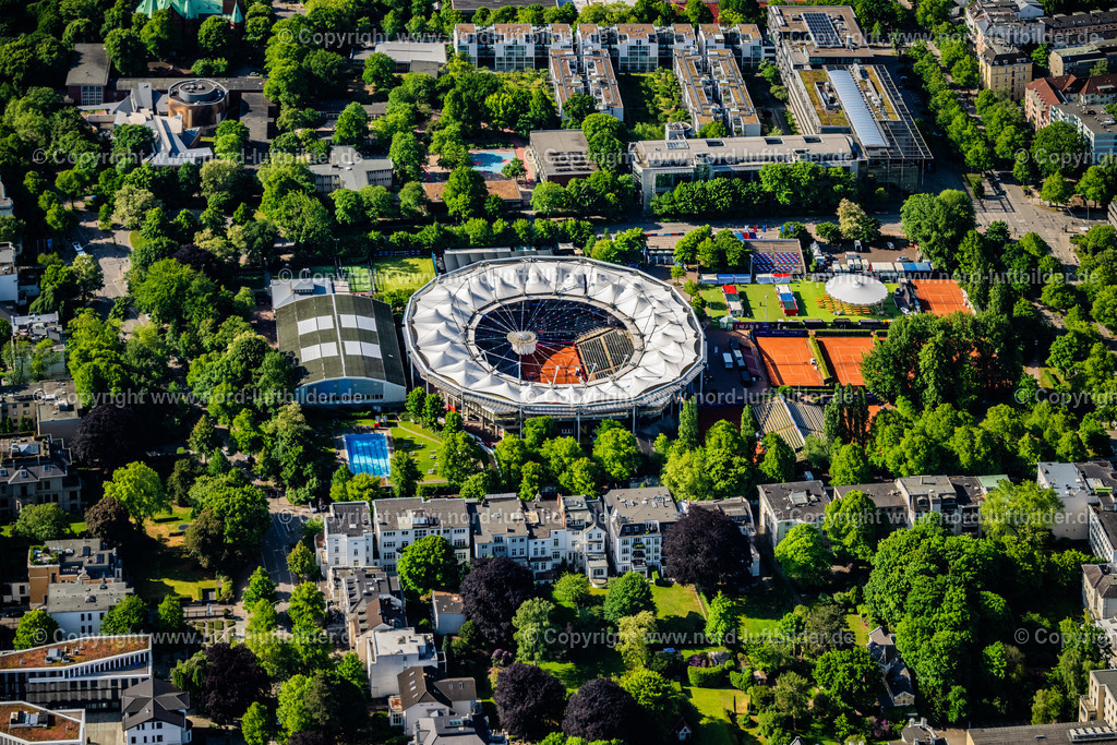 Hamburg_Rothenbaum_Tennis_Stadion_Rothenbaum_ELS_2681240525 | HAMBURG 24.05.2025 Tennisarena am Rothenbaum in Hamburg. Das ATP-Turnier von Hamburg (offiziell International German Open) ist ein deutsches Herren-Tennisturnier, das jährlich am Hamburger Rothenbaum ausgetragen wird. Der Wettbewerb gehörte zur Masters-Serie der ATP und hieß früher Hamburg Masters, heute ATP World Tour 500. Weiterführende Informationen bei: Alfred Rein Ingenieure GmbH,  Deutscher Tennis Bund e. V.,  ECE Projektmanagement G.m.b.H & Co. KG,  Hamburg sports & entertainment GmbH,  Textil Bau GmbH. // The tennis arena at Rothenbaum in Hamburg. The ATP tournament in Hamburg (official German International Open) is a German men's tennis tournament which is held annually at Hamburg Rothenbaum. Further information at: Alfred Rein Ingenieure GmbH,  Deutscher Tennis Bund e. V.,  ECE Projektmanagement G.m.b.H & Co. KG,  Hamburg sports & entertainment GmbH,  Textil Bau GmbH. Foto: Martin Elsen
