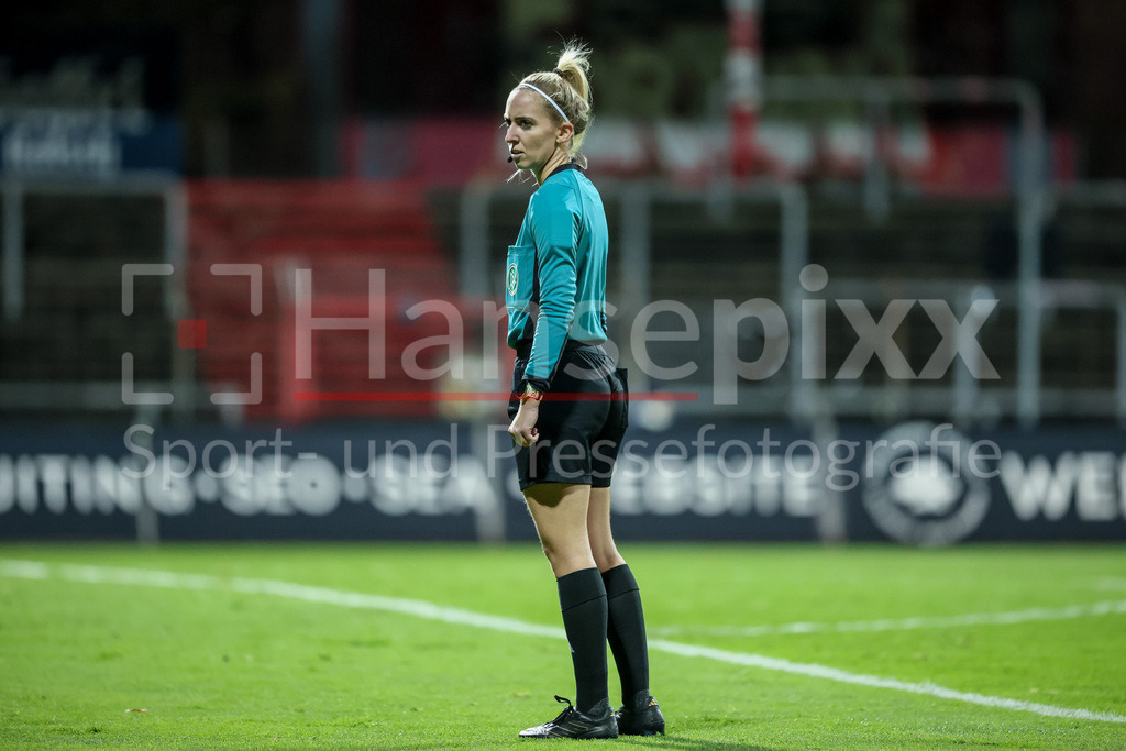 Fussball, DFB-Pokal Frauen, SC Fortuna Köln - SV Werder Bremen | v.li.: Schiedsrichterin Julia Boike, DIE DFB-RICHTLINIEN UNTERSAGEN JEGLICHE NUTZUNG VON FOTOS ALS SEQUENZBILDER UND/ODER VIDEOÄHNLICHE FOTOSTRECKEN. DFB REGULATIONS PROHIBIT ANY USE OF PHOTOGRAPHS AS IMAGE SEQUENCES AND/OR QUASI-VIDEO.