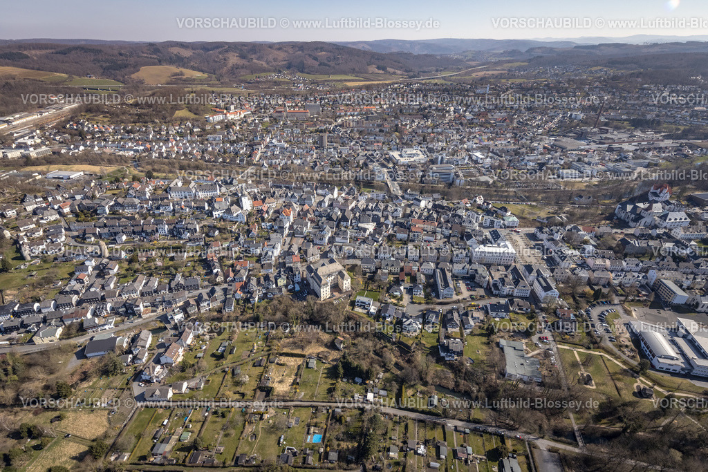 HB-Arnsberg220302104 | Luftbild, Altstadt mit Fachwerkhäusern und Stadtkapelle St. Georg, im Vordergrunfd das Verwaltungsgericht Arnsberg, Arnsberg, Sauerland, Nordrhein-Westfalen, Deutschland
