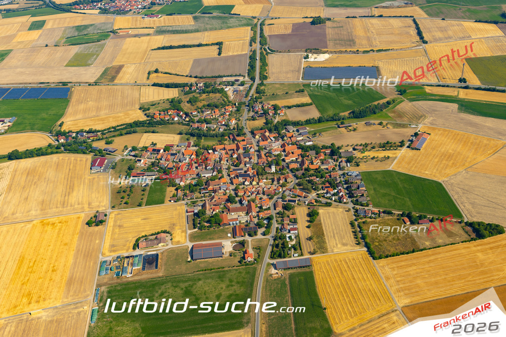 Das Luftbild zeigt : Hellmitzheim Iphofen - Die Luftaufnahme wurde 2023 vom UL-Flugzeug aus erstellt ( keine Drohne ) - Hochauflösende Luftaufnahme - Für grossformatige Ausdrucke geeignet. Die Geschenkidee !Mit Lizenz und Bildrechte bestellbar