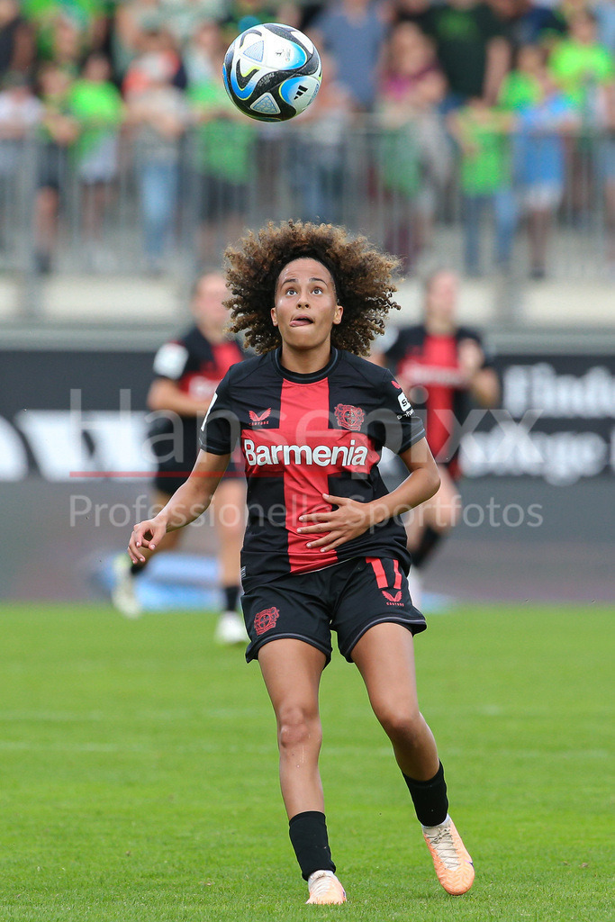 Fussball, Google Pixel Frauen-Bundesliga, VfL Wolfsburg - Bayer 04 Leverkusen | v.li.: Amira Arfaoui (Bayer 04 Leverkusen, 17) am Ball, Einzelbild, Ganzkörper, Aktion, Action, Spielszene, DIE DFB-RICHTLINIEN UNTERSAGEN JEGLICHE NUTZUNG VON FOTOS ALS SEQUENZBILDER UND/ODER VIDEOÄHNLICHE FOTOSTRECKEN. DFB REGULATIONS PROHIBIT ANY USE OF PHOTOGRAPHS AS IMAGE SEQUENCES AND/OR QUASI-VIDEO.