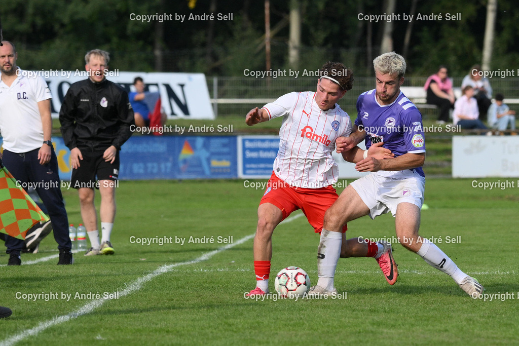 VfR Neumünster vs Holstein Kiel II | Jan Lippegaus (VfR #3) checkt Mätthi Meyer (Holstein #3) in die Holstein-Bank / Fußball-Oberliga Männer 2026/2027 / VfR Neumünster vs Holstein Kiel II / Grümmi-Arena / Neumünster / 27.09.26 - Realisiert mit Pictrs.com