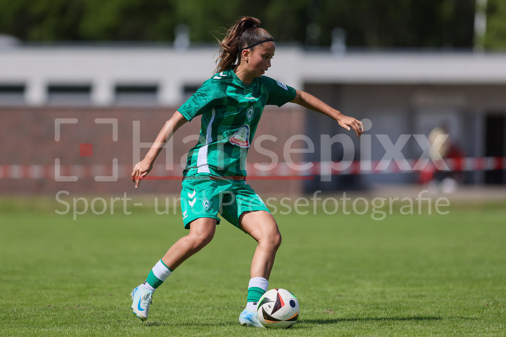 Fussball, Testspiel Frauen, Borussia Mönchengladbach - SV Werder Bremen | v.li.: Amira Dahl (SV Werder Bremen, 17) am Ball, Freisteller, Einzelbild, Ganzkörper, Aktion, Action, Spielszene