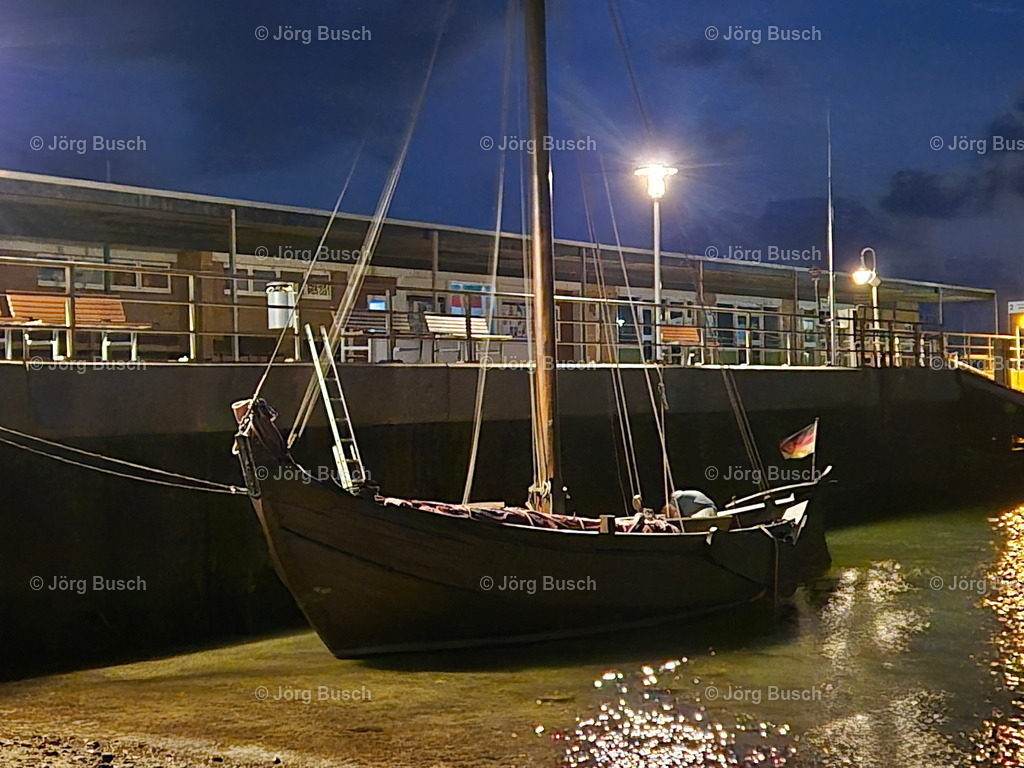 Segler an Landungsbrücke am Abend_ Helgoland | Dieser Shop bietet Fotos und Videos aus den Bereichen Fallschirmspringen, Landschaft und Luftbild - Realisiert mit Pictrs.com