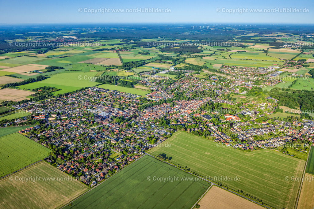 Wittingen_ELS_3470050623 | WITTINGEN 05.06.2023 Stadtgebiet mit Außenbezirken und Innenstadtbereichn in Wittingen im Bundesland Niedersachsen, Deutschland. // City area with outside districts and inner city area in Wittingen in the state Lower Saxony, Germany. Foto: Martin Elsen