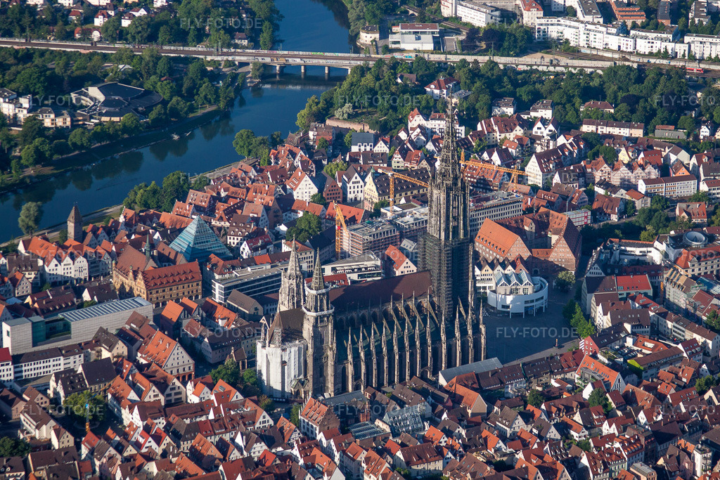 Luftbild: Kathedrale Ulmer Münster am Münsterplatz im Ortsteil Mitte in Ulm im Bundesland Baden-Württemberg in Deutschland. – Foto: IMG_67237.jpg vom 08.06.2014 durch Werner Riehm/FLY-FOTO.de – Auflösung des Originals: 4538 x 3025 px