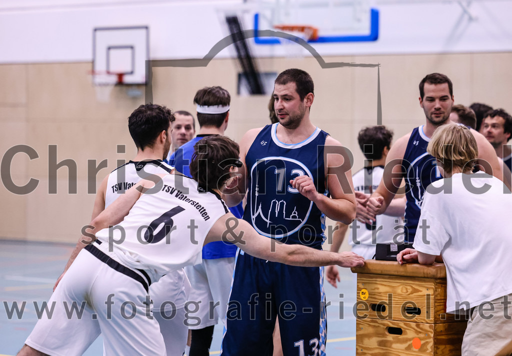 2022-04-03_009_TSV_Vaterstetten_gegen_SV_Weissblau-Allianz_Muenchen | Vaterstetten, Deutschland, 03.04.2022:
Basketball, Bezirksoberliga Herren 2021 / 2022, 14. Spieltag, TSV Vaterstetten gegen SV Weißblau-Allianz München, Endergebnis: 86:54

Maximilian Rothe (TSV Vaterstetten, #6), Peter Fabian Klemm (SV Weißblau-Allianz München, #13)

Foto: Christian Riedel / fotografie-riedel.net