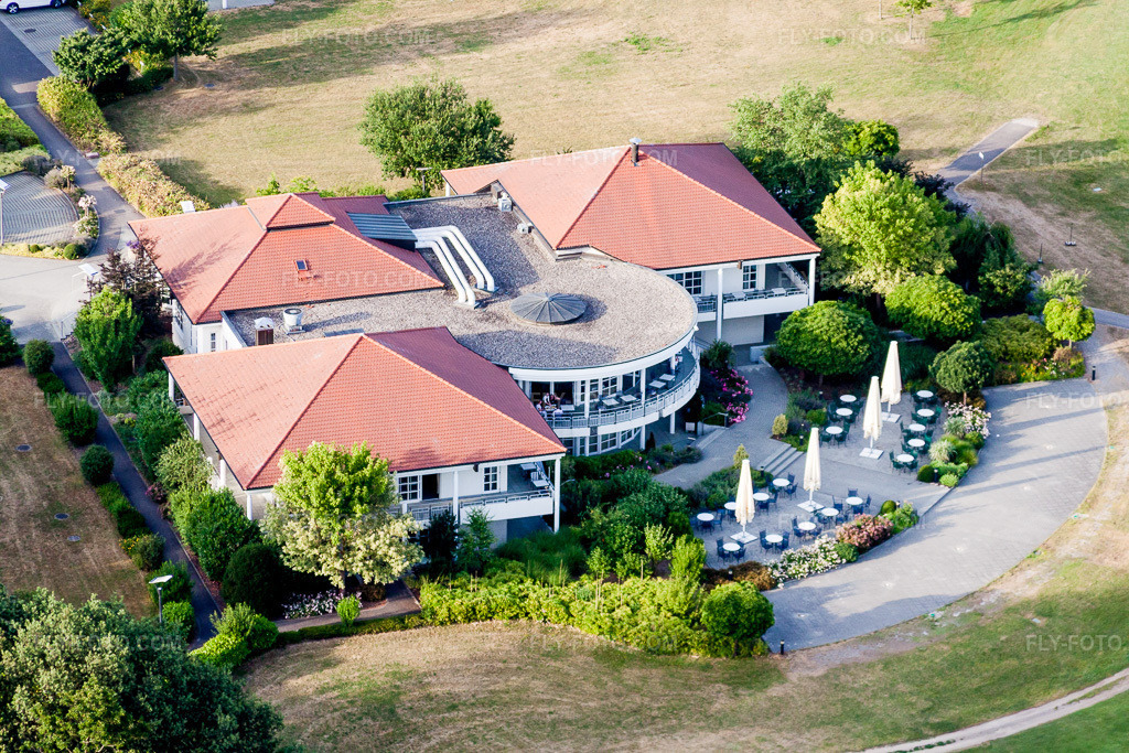Aerial view: Restaurant of the Baden-Baden Golf Club Soufflenheim in Soufflenheim in the state Bas-Rhin, France. – Photo: IMG_30531.jpg taken on 07/09/2010 by Werner Riehm/FLY-FOTO.com – Resolution of the original: 4752 x 3168 px