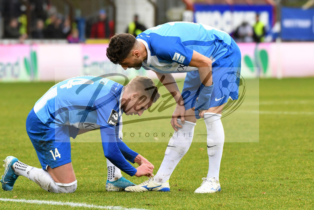 20200201_MEPCHE_0027 | Fußball, Herren: Willi Evseev (SV Meppen) macht Valdet Rama (SV Meppen) die Schuhe zu waehrend des Spiels der 3. Liga zwischen SV Meppen und Chemnitzer FC in der Haensch-Arena am 01.02.2020 in Meppen, Deutschland. DFB / DFL REGULATIONS PROHIBIT ANY USE OF PHOTOGRAPHS AS IMAGE SEQUENCES AND/OR QUASI-VIDEO. - Realisiert mit Pictrs.com
