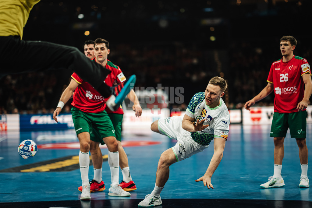 Handball | Herren | EHF EURO 2024 | European Championshop Men 2024 Final Tournament | Slowenien vs. Portugal | 19.01.2024 | Kristjan Horzen (#27, Slowenien, SLO) sieht seinen Ball schon im Tor