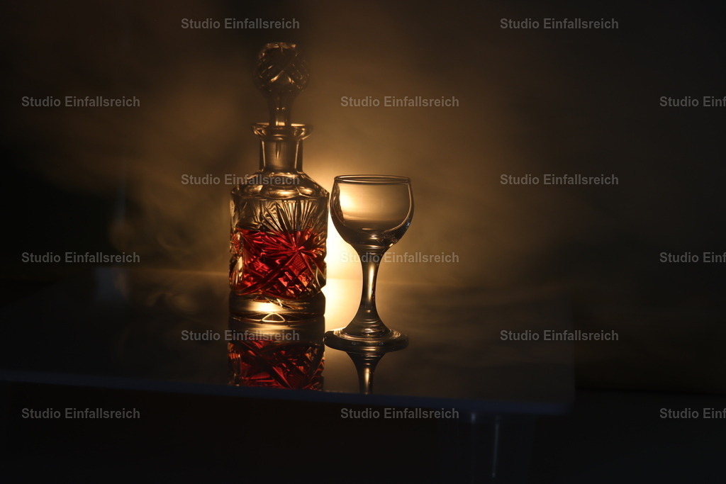 Bernstein – Whisky im Gegenlicht | Warmes Gegenlicht lässt Karaffe und Glas in goldenem Bernstein erglühen. Genuss und Ruhe in einem einzigen, stimmungsvollen Bild. Perfekt für Bar, Herrenzimmer oder Wohnraum. Als Fine-Art-Print und Wandbild in verschiedenen Größen erhältlich. - Realisiert mit Pictrs.com