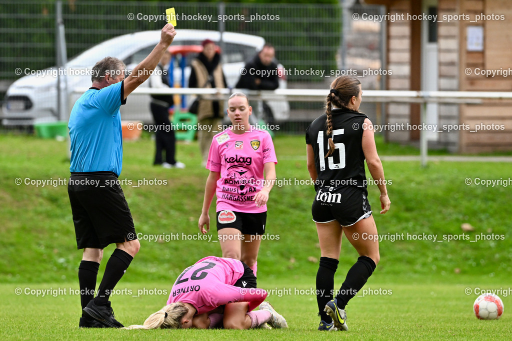 Carinthians LIWOdruck Hornets vs. FC Pinzgau Saalfelden | Karl Krenn Referee, Gelbe Karte, #27 Jasmin Michelle Ortner Carinthians Hornets, #15 Emily Collier FC Pinzgau Saalfelden, #28 Patricia Bognar Carinthians Hornets, Carinthians LIWOdruck Hornets vs. FC Pinzgau Saalfelden, Carinthians LIWOdruck Hornets vs. FC Pinzgau Saalfelden am 13.10.2024 in Sachsenburg (Sportplatz Sachsenburg), Austria, (Photo by Bernd Stefan)
