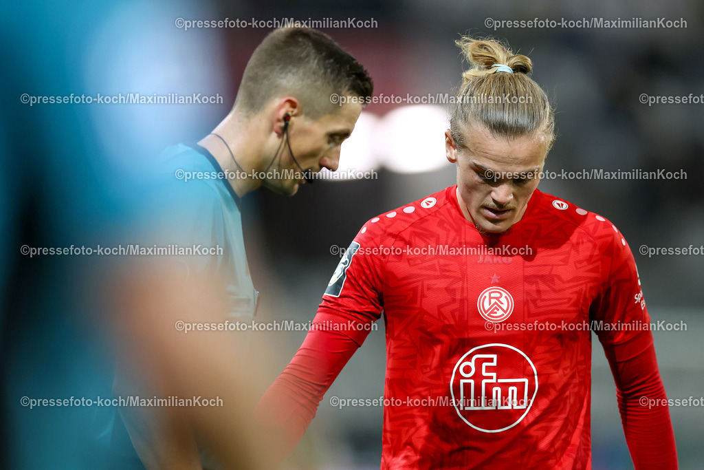 RWE3Liga25092402109 | 25.09.2024, Essen, Fußball,  Rot-Weiss Essen – Borussia Dortmund II (U23), bwin 3. Liga Herren, Stadion an der Hafenstraße, 7. Spieltag Saison 2024 2025: Schiedsrichter Felix Bickel  neben Tom Moustier (RWE #28) DFB regulations prohibit any use of photographs as image sequences and or quasi-video.