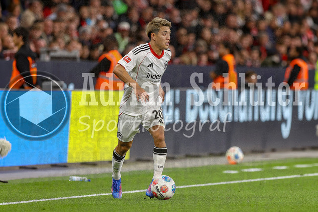 Bayer 04 Leverkusen vs Eintracht Frankfurt - Bundesliga  | Leverkusen, Deutschland, 12.09.25:   Ritsu Doan (Eintracht Frankfurt) in Aktion am Ball, Einzelaktion waehrend des Spiels der Bundesliga zwischen  Bayer 04 Leverkusen vs Eintracht Frankfurt in der BayArena(Foto von Brauer-Fotoagentur / Adrian Schlueter)