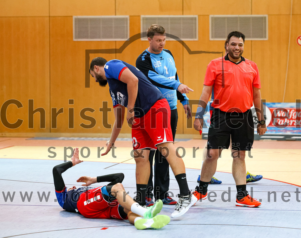 2022-09-24_017_SpVgg_Altenerding_gegen_HSG_Freising-Neufahrn | Erding, Deutschland, 24.09.2022:
Handball, Bezirksoberliga Männer 2022 / 2023, 2. Spieltag, SpVgg Altenerding gegen HSG Freising-Neufahrn, Endergebnis: 18:26

Christian Heldner (HSG Freising-Neufahrn, #17), Janic Bittner (HSG Freising-Neufahrn, #20), Andreas Meßner (HSG Freising-Neufahrn, #1)

Foto: Christian Riedel / fotografie-riedel.net