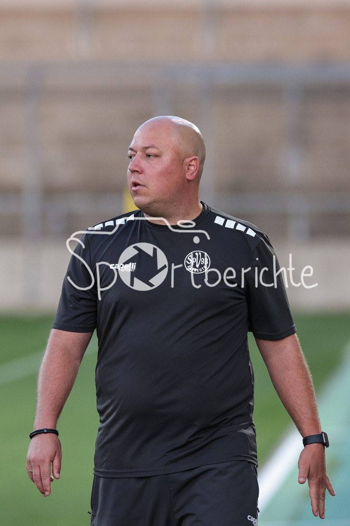 FC Bayern Amateure - SpVgg Bayreuth | Bayreuth Trainer Lukas KLING in Aktion / Freisteller / Einzelfoto