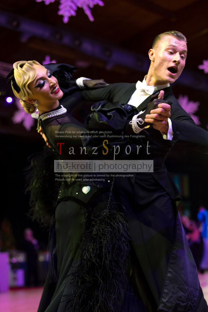 20241215_WDSF_Int_Open_Std-Riga-9574 | Tanzsportbilder, Standardtanz, Lateintanz, WDSF, DTV, LTVB, dancecomp, goc, hessen tanzt, blaues band der spree, walzer, tango, wiener walzer, slowfox, quickstepp, samba, rumba, cha-cha-cha, paso doble. jive, hd-kroft photography, turniertanzsport