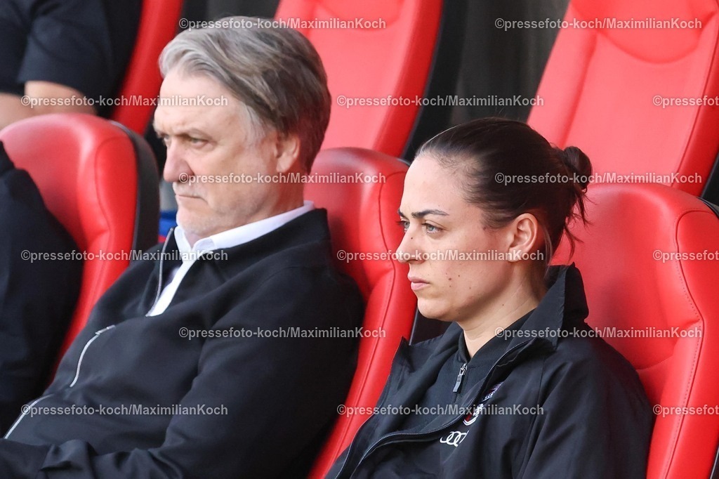 xKWIx11042601017 | 2026.04.11, xkwix, Fußball, 3.Liga, Rot-Weiss Essen -  FC Ingolstadt, Stadion an der Hafenstraße, 33.Spieltag, Saison 2025 / 2026: Dietmar Beiersdorfer (Geschaeftsführer FC Ingolstadt 04) und Sabrina Wittmann (FC Ingolstadt 04 Cheftrainerin) gemeinsam auf der Bank DFB regulations prohibit any use of photographs as image sequences and or quasi-video. Photo: xKamilxWilkowskixPressefotoKochx