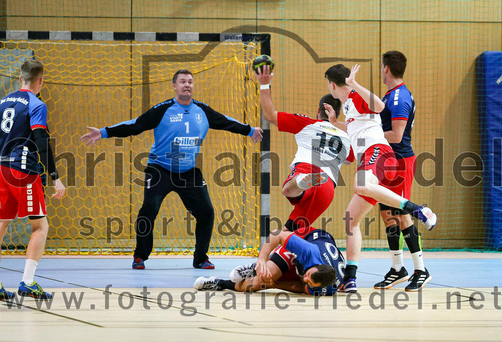 2022-09-24_033_SpVgg_Altenerding_gegen_HSG_Freising-Neufahrn | Erding, Deutschland, 24.09.2022:
Handball, Bezirksoberliga Männer 2022 / 2023, 2. Spieltag, SpVgg Altenerding gegen HSG Freising-Neufahrn, Endergebnis: 18:26

Konstantin Vopel (HSG Freising-Neufahrn, #8), Janic Bittner (HSG Freising-Neufahrn, #20), Quirin Huber (SpVgg Altenerding, #8), Christian Loris (SpVgg Altenerding, #10), Marius Kerber (HSG Freising-Neufahrn, #14)

Foto: Christian Riedel / fotografie-riedel.net
