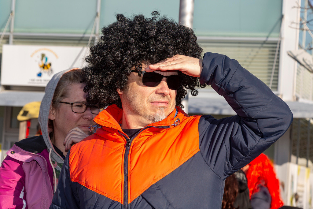 Umzug2025-227_9956 | Fotostrecke: FASCHINGSUMZUG 2025 in Loosdorf. 22 Masken(gruppen)-Teilnehmer: Loosdorfer Vereine, Wirtschaftstreibende, Gemeindeabordnungen sowie Kreditinstitute. rund 700 Besucher entlang der Hauptstrasse. Veranstaltungs-Sicherung durch Mannschaft der FF-Loosdorf mit schwerem Gerät. Maskenprämierung am EKZ-Platz durch Bgm. Thomas Vasku in den Kategorien: Bester Festwagen (Fa. gkonzept-Groissenberger; Beste Personengruppe-ASK-Loosdorf; Beste Einzelperson; Weiteste Anreise-FF Schollach;