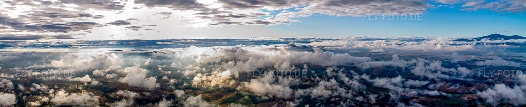 Luftbild: Panorama - Perspektive mit Wolken der Gipfel in der Felsen- und Berglandschaft in Montepulciano im Bundesland Siena in Italien. Foto: IMG_43680-Bearbeitet.jpg vom 28.07.2011 durch Werner Riehm/FLY-FOTO.de – Auflösung des Originals: 13258 x 2704 px