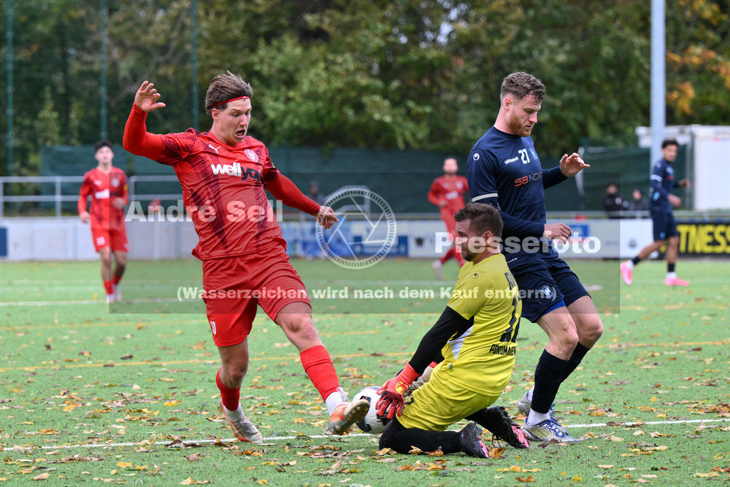 FC Kilia Kiel vs SC Rapid Lübeck | Jan Matti Seidel (Kilia #10) vs Stefan Ponomarenko (Rapid #12) &amp; Mario Nagel (Rapid #27) / Fußball-Oberliga Männer 2026/2027 / FC Kilia Kiel vs SC Rapid Lübeck / Kilia Sportplatz / Kiel / 24.10.26 - Realisiert mit Pictrs.com