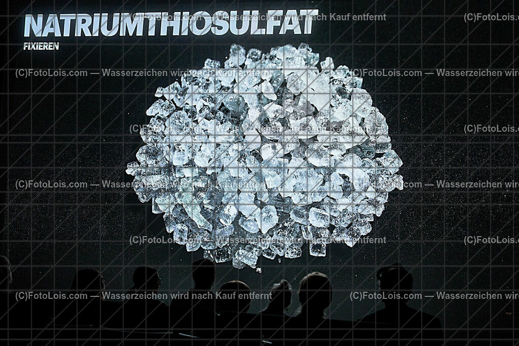 ALP8606_Linz_ARS-Elektr_MH_Nassplattenfotografie_Natriumthiosulfat | (C)FotoLois.com, Alois Spandl, Linz an der Donau - ARS Elektronica Center, Multimediashow über Nassplattenfotografie von Markus Hofstätter, Fr 13. Oktober 2023.