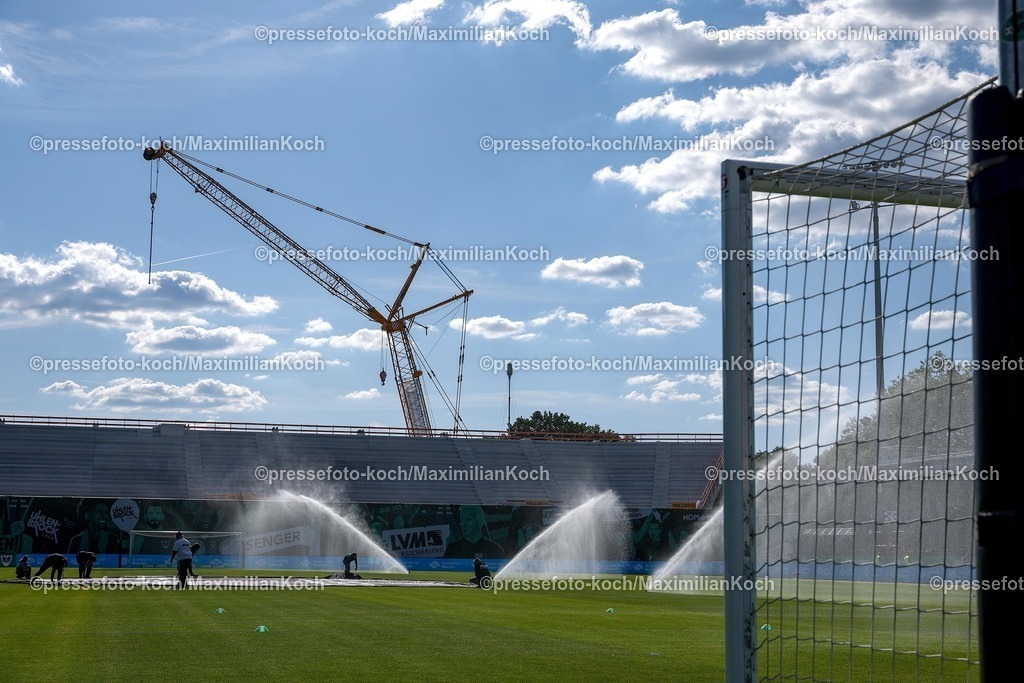 SCP09052501012 | 09.05.2025, Fußball, Preußen Münster - Hertha BSC, 2. Fußball Bundesliga, 33. Spieltag, Preußenstadion, Saison 2024 2025: Feature Innenansicht Stadion Tribüne Sportstätte Fußballplatz Symbolbild Baustelle Baustellenkran Kran Tribünenneubau TribünenbauDFB regulations prohibit any use of photographs as image sequences and or quasi-video.