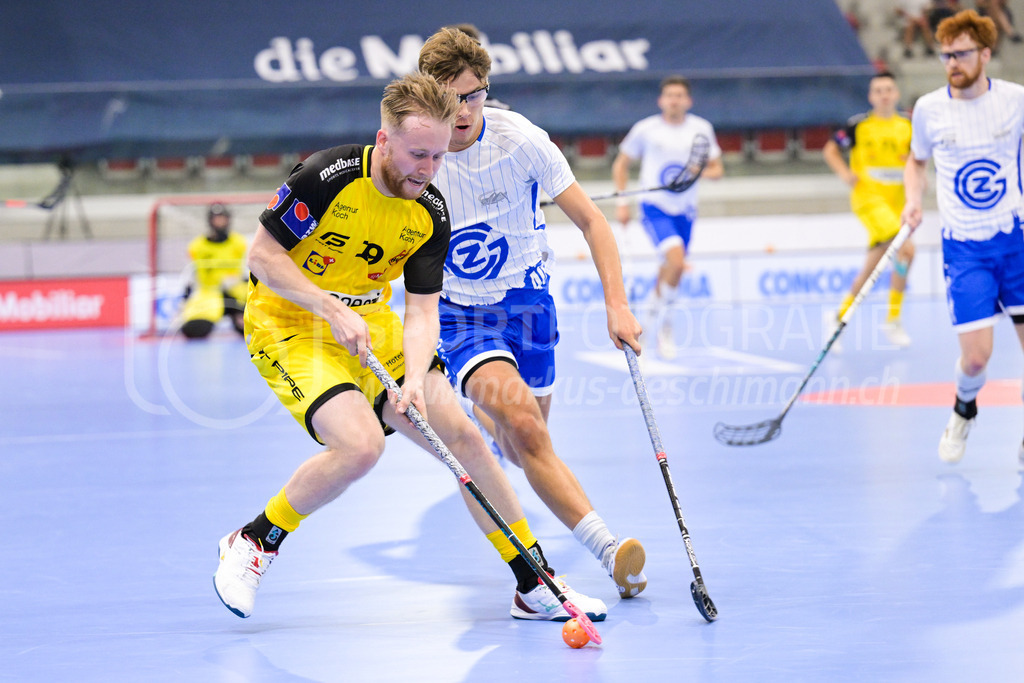 GC Unihockey vs HC Rychenberg - 27. August 2022 | GC Unihockey vs HC Rychenberg
AXA Arena, Winterthur
Noah Püntener (#19 HC Rychenberg) vor Noel Seiler (#40 GC Unihockey).
Bild: Sportfotografie Markus Aeschimann | www.markus-aeschimann.ch - Realisiert mit Pictrs.com