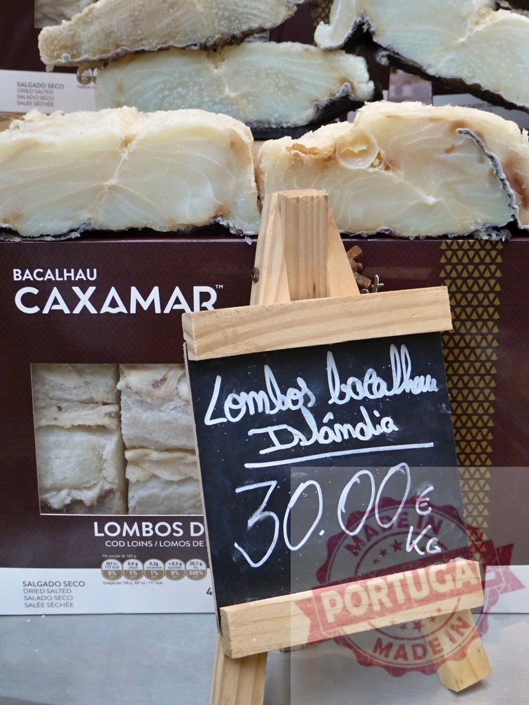 Bacalhau Caxamar Icelandic cod loin display with price | Bacalhau Caxamar brand dried salted cod loins selling at a market - Realisiert mit Pictrs.com