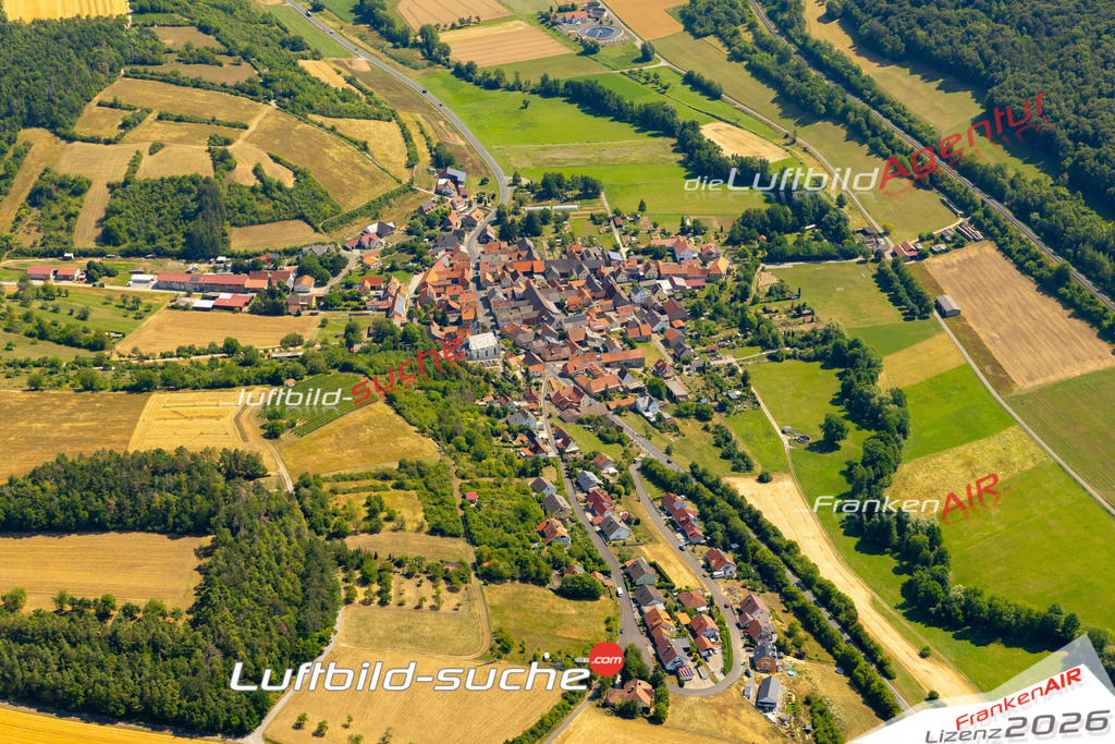 Das Luftbild zeigt : Halsheim Arnstein - Die Luftaufnahme wurde 2023 vom UL-Flugzeug aus erstellt ( keine Drohne ) - Hochauflösende Luftaufnahme - Für grossformatige Ausdrucke geeignet. Die Geschenkidee !Mit Lizenz und Bildrechte bestellbar