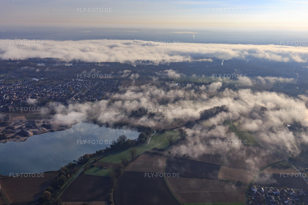 Luftbild: Baggersee zur Kiesgewinnung von Pfadt GmbH Kieswerk-Baustoffe unter Wolken in Leimersheim im Bundesland Rheinland-Pfalz in Deutschland. Foto: IMG_104099.jpg vom 31.10.2017 durch Werner Riehm/FLY-FOTO.dePfadt GmbH | Kieskutscher