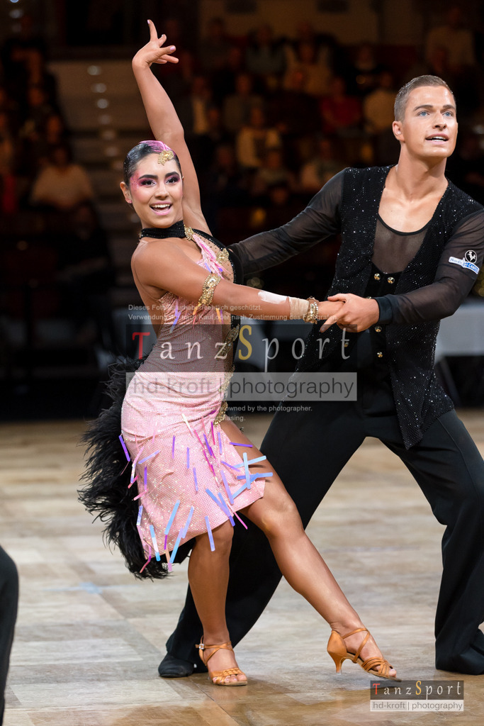 20241109_DM-Formationen_Vorrunde_0739 | Tanzsportbilder, Standardtanz, Lateintanz, WDSF, DTV, LTVB, dancecomp, goc, hessen tanzt, blaues band der spree, walzer, tango, wiener walzer, slowfox, quickstepp, samba, rumba, cha-cha-cha, paso doble. jive, hd-kroft photography, turniertanzsport