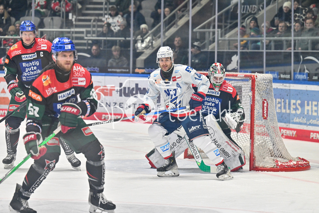 Augsburger Panther - Adler Mannheim | in Ueberzahl nimmt Jordan SZWARZ (Adler Mannheim 14) Strauss MANN (Augsburger Panther #38) die Sicht / DEL: Augsburger Panther - Adler Mannheim, Curt Frenzel Stadion am 16.02.2025