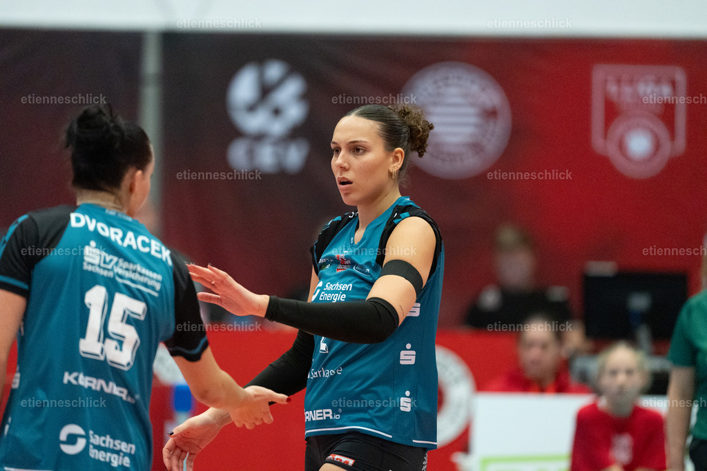 Dresdner SC - Binder Blaubären TSV Flacht, DEKRA 1. Bundesliga Frauen, Volleyball | Im Bild: Maia Dvoracek (15, Dresdner SC) klatscht mit Raeven Chase (2, Dresdner SC) ab 24.10.2026, Dresdner SC -  Binder Blaubären TSV Flacht, DEKRA 1. Bundesliga Frauen, Volleyball, Deutschland, Dresden, Cyberport Arena