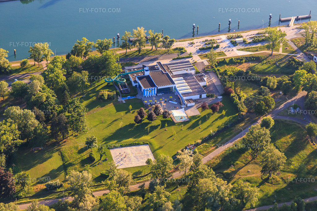 Aerial view: Piscine Sirénia in Vogelgrun in the state Haut-Rhin, France. – Photo: IMG_147826.jpg taken on 05/30/2025 by Werner Riehm/FLY-FOTO.com – Resolution of the original: 5472 x 3648 px – alsacerhinbrisach