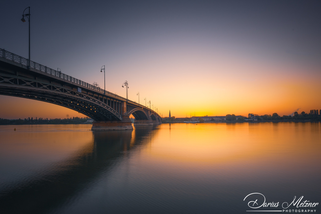 Theodor-Heuss-Brücke in Mainz | Die Theodor-Heuss-Brücke verbindet über den Rhein die Landeshauptstadt Mainz mit dem Ortsbezirk Mainz-Kastel von Wiesbaden. 