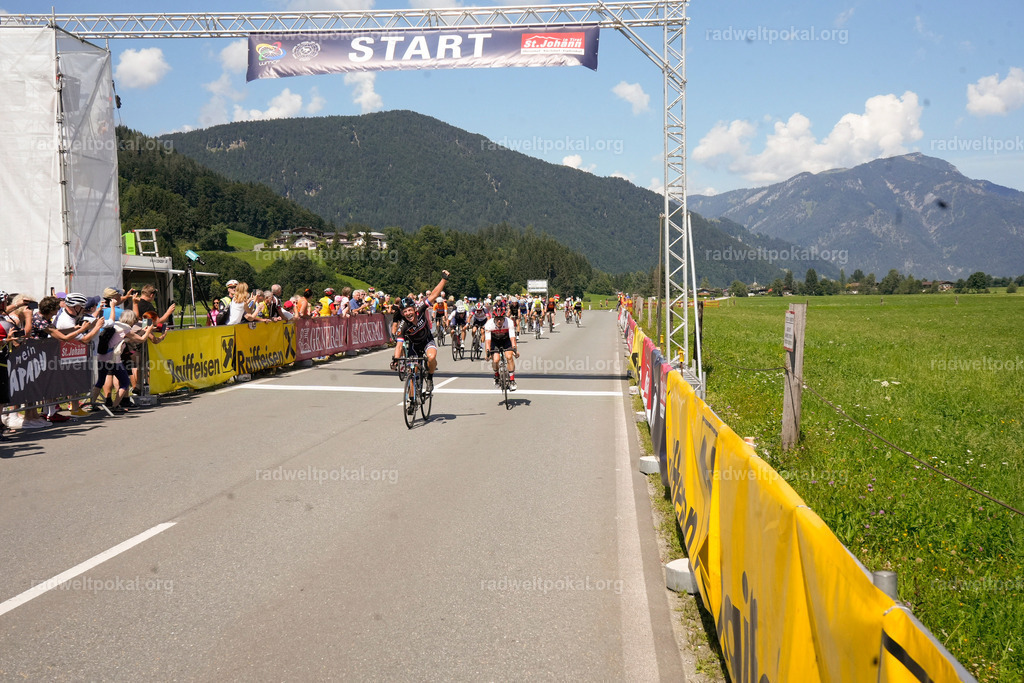 664_20230817_Bewerb_Maenner_Muehlanger | AUT - OESTERREICH, 2023-08-16: SPORT RENNRAD-FAHREN - 55. INTERNATIONALER RADWELTPOKAL IN ST. JOHANN IN TIROL  - Vintage-Radrennen mit WM-Bronze-Medaillen-Siegerin Christina Schweinberger, den Teilnehmer und Alexander Baumann (vom Orginastions-Team) - TAG 2 BEWERB MAENNER IN SECHS GRUPPEN  ; Foto: Roland Muehlanger