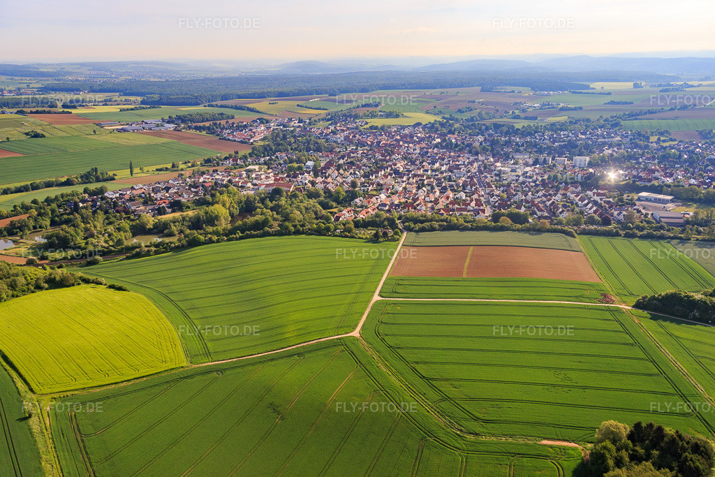 Luftbild: Ortsansicht von Westen im Ortsteil Ostheim in Nidderau im Bundesland Hessen in Deutschland. Foto: IMG_088819.jpg vom 20.05.2016 durch Werner Riehm/FLY-FOTO.de