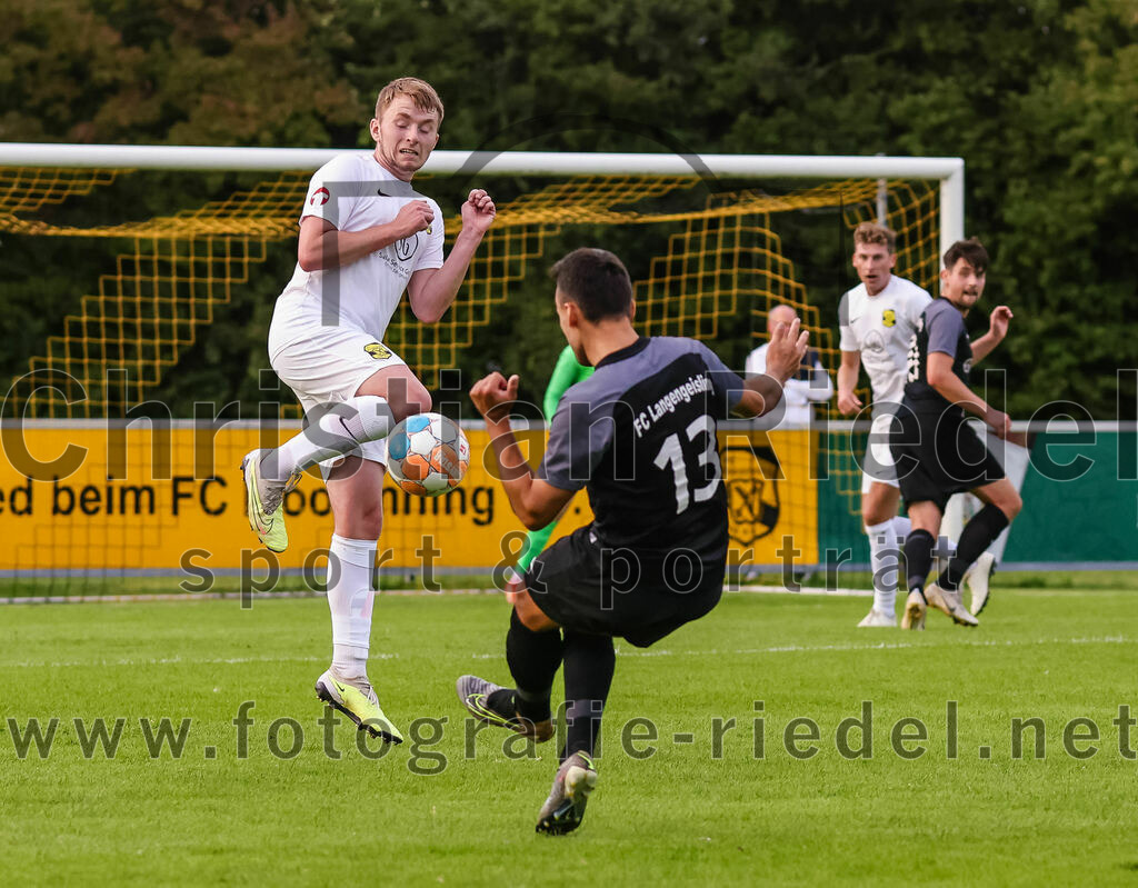2023-08-08_086_FC_Moosinning_gegen_FC_Langengeisling | Moosinning, Deutschland, 08.08.2023:
Fußball, Bezirksliga Oberbayern Ost 2023 / 2024, 3. Spieltag, FC Moosinning gegen FC Langengeisling, Endergebnis: 0:4

Mats Behrens (FC Moosinning, #16), Maximilian Hintermaier (FC Langengeisling, #13)

Foto: Christian Riedel / fotografie-riedel.net