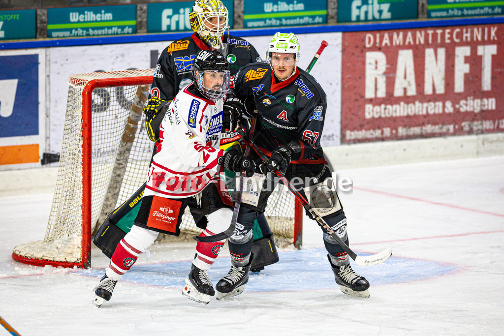 Peißenberg MINERS gegen ESV Buchloe Pirates | Eishockey Bayernliga 2025/26 Vorbereitung, Peißenberg MINERS gegen ESV Buchloe Pirates, 20250921,Zweikampf vor dem Tor,2025-09-21 in Peißenberg (flatbuy Arena Peißenberg), Marc KRAMMER (Buchloe PIRATES 25), Maximilian MALZATZKI (MINERS 67)Copyright: WolfgangxLindner www.foto-lindner.de