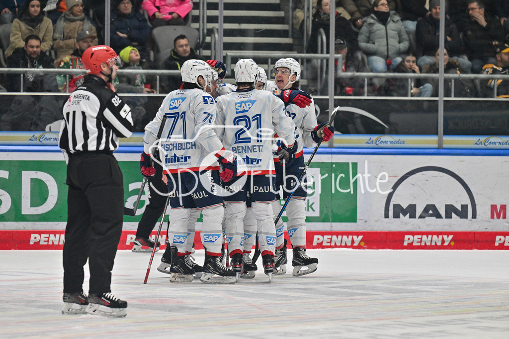 Augsburger Panther - Adler Mannheim | Jubel der Gaeste nach dem Treffer zum 0-2 durch Jordan SZWARZ (Adler Mannheim 14)  Freude / Happy / Tor / Torschuezte / DEL: Augsburger Panther - Adler Mannheim, Curt Frenzel Stadion am 26.12.2024