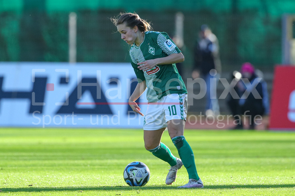 Fussball, Google Pixel Frauen-Bundesliga, SV Werder Bremen - SC Freiburg | v.li.: Tuana Mahmoud (geb. Keles, SV Werder Bremen, 10) am Ball, Freisteller, Einzelbild, Ganzkörper, Aktion, Action, Spielszene, DIE DFB-RICHTLINIEN UNTERSAGEN JEGLICHE NUTZUNG VON FOTOS ALS SEQUENZBILDER UND/ODER VIDEOÄHNLICHE FOTOSTRECKEN. DFB REGULATIONS PROHIBIT ANY USE OF PHOTOGRAPHS AS IMAGE SEQUENCES AND/OR QUASI-VIDEO.
