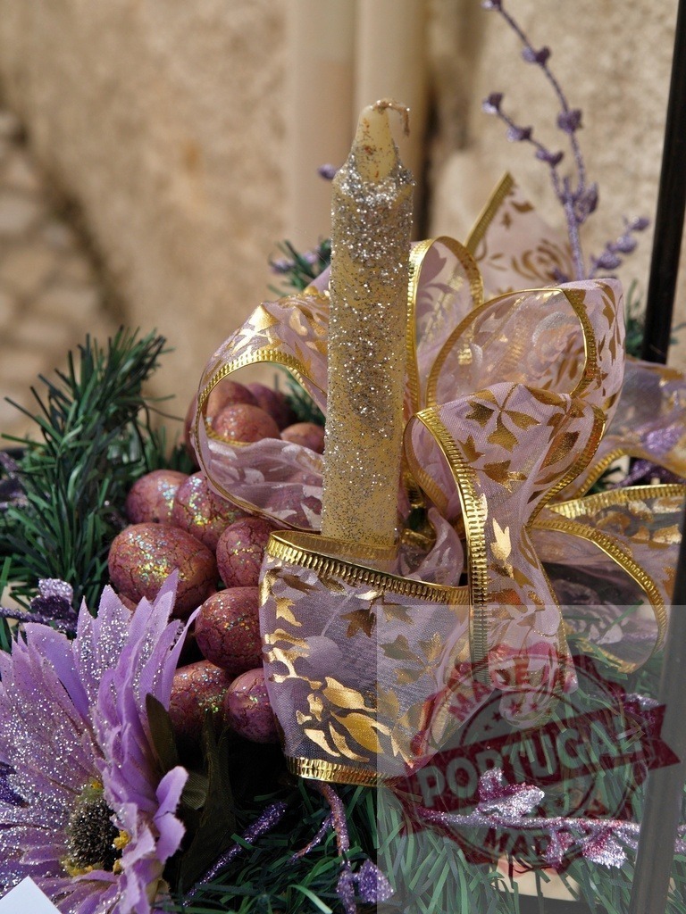 Glittery christmas candle centerpiece with purple ribbon and flowers | Christmas centerpiece with a glittery candle, purple ribbon, flowers, and decorative balls - Realisiert mit Pictrs.com