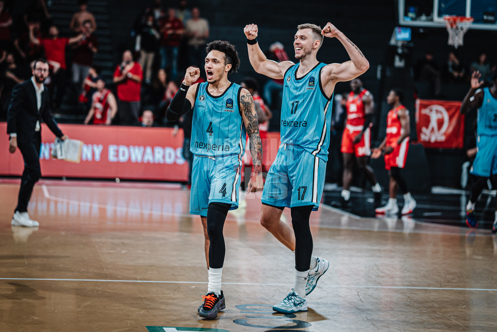 Basketball | Männer | Saison 2024/2025 | BKT EuroCup | Veolia Towers Hamburg vs. Hapoel Bank Yahav Jerusalem | 17.12.2024 | v.l. Jaizec Lottie (#4, Veolia Towers Hamburg) und Niklas Wimberg (#17, Veolia Towers Hamburg) jubeln nach dem Sieg