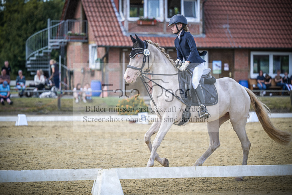 DOS_8874 | Entdecke hochwertige Reitturnierfotos von Foto Oger. Professionell, emotional und authentisch – jetzt Lieblingsmomente im Shop bestellen.Deutschlandweite Turnierfotografie. - Realisiert mit Pictrs.com